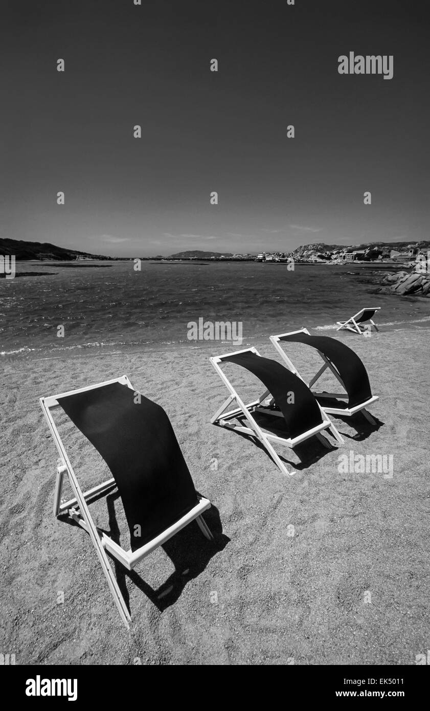 L'Italie, la Sardaigne, l'île de Saint Stefano (Maddalena), transats sur la plage en un jour de vent - Numérisation de films Banque D'Images