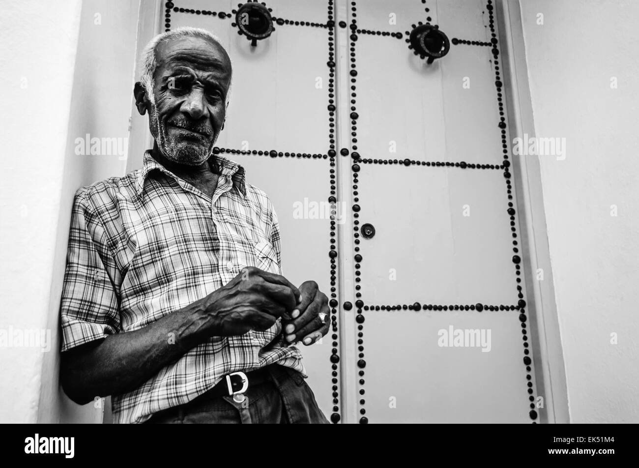 L'Afrique, Tunisie, Sidi Bou Said, homme tunisien devant sa porte en bois entrée - Numérisation de films Banque D'Images