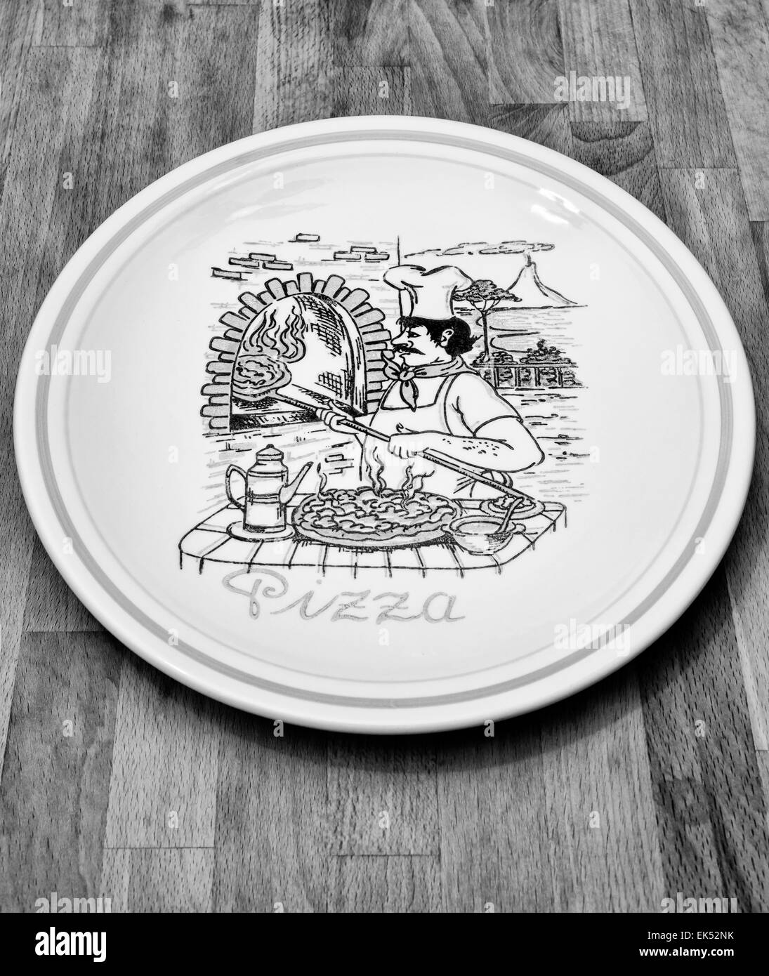 Pizza italienne plat de céramique sur une table en bois Banque D'Images
