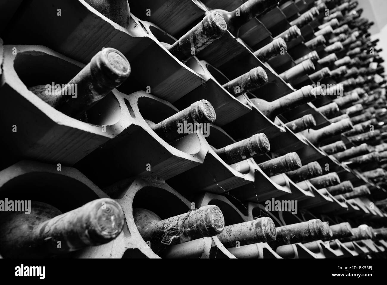 L'Italie, la Sicile, les bouteilles de vin vieux rouge vieillissement dans une cave à vin Banque D'Images