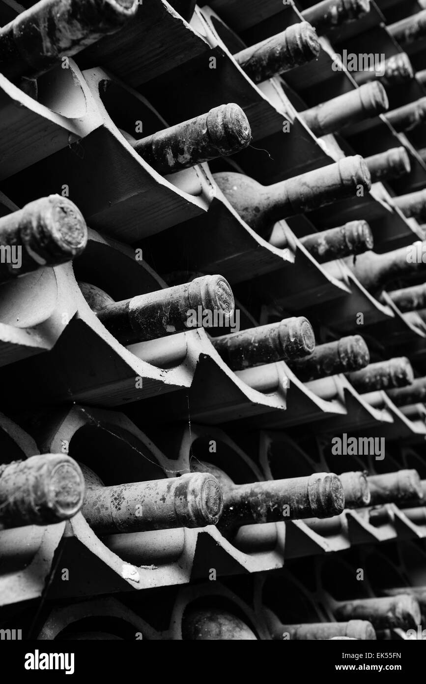 L'Italie, la Sicile, les bouteilles de vin vieux rouge vieillissement dans une cave à vin Banque D'Images