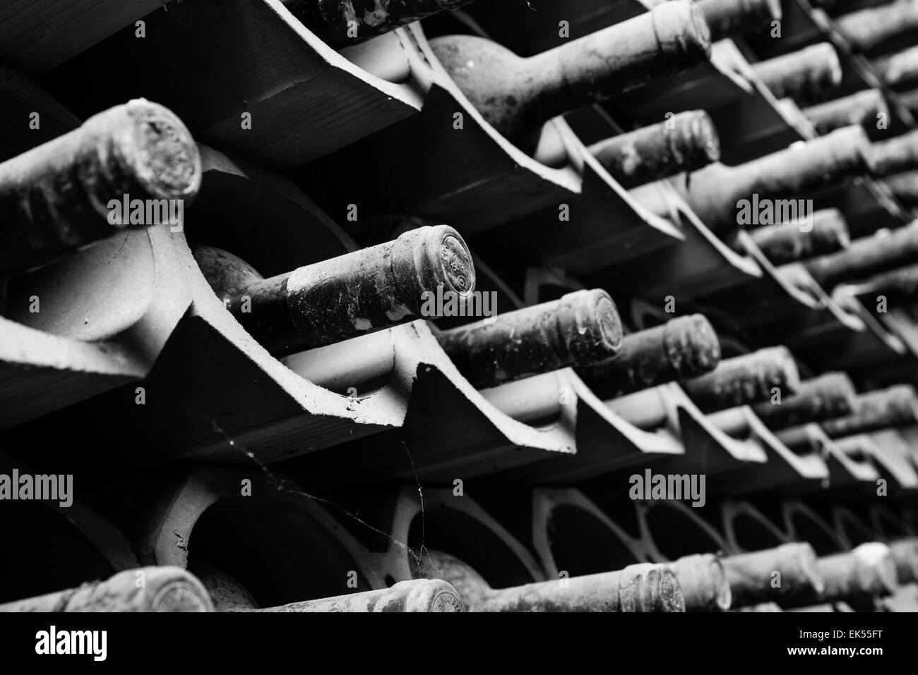 L'Italie, la Sicile, les bouteilles de vin vieux rouge vieillissement dans une cave à vin Banque D'Images