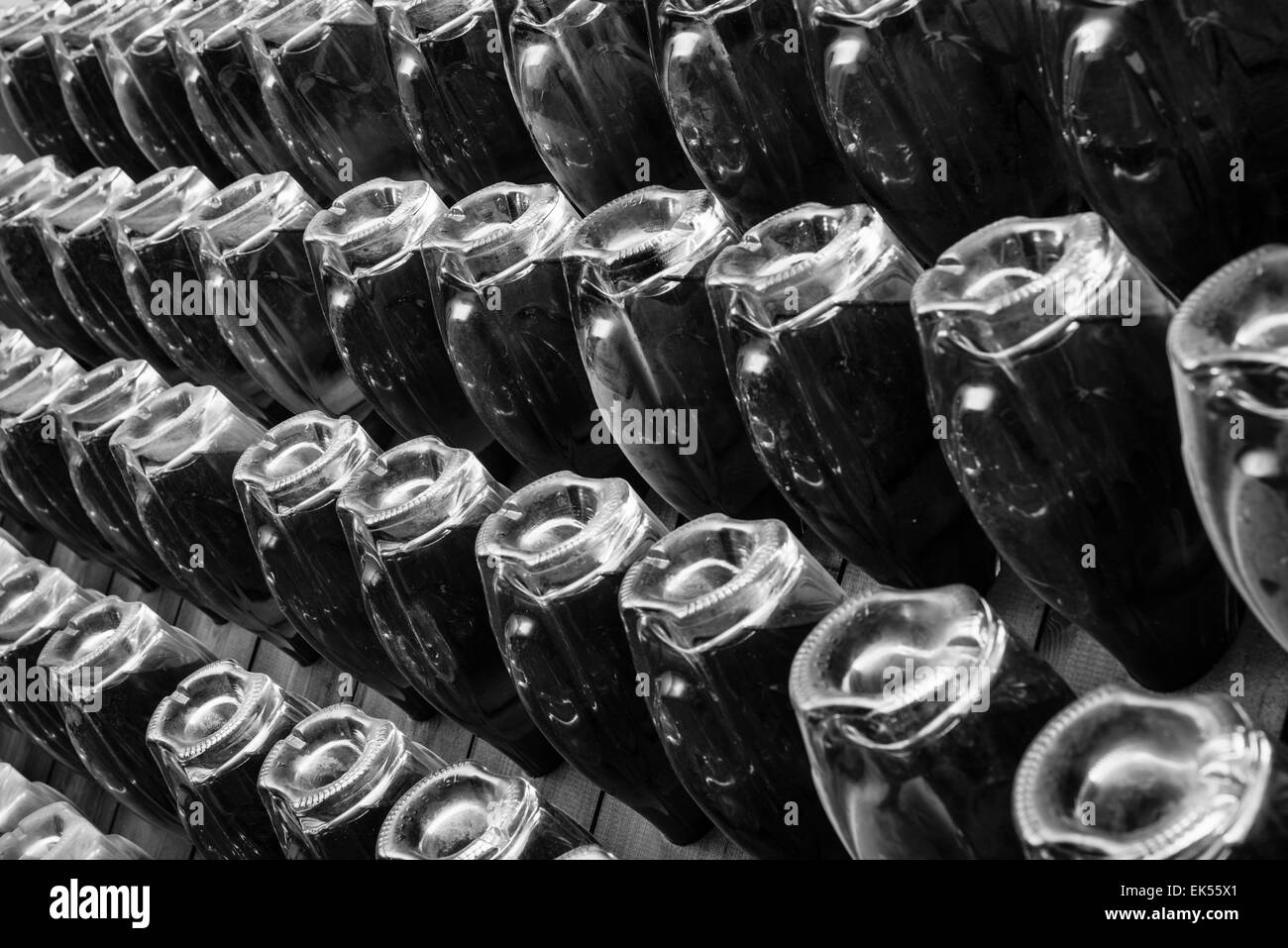 L'Italie, la Sicile, le vieillissement des bouteilles de champagne dans une cave à vin Banque D'Images