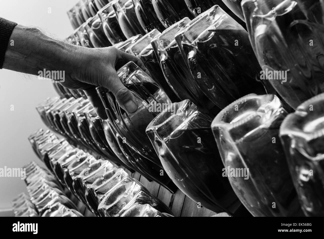 L'Italie, la Sicile, le vieillissement des bouteilles de champagne dans une cave à vin Banque D'Images