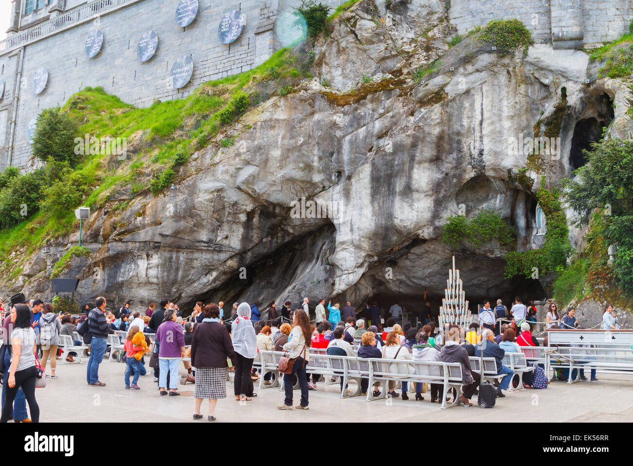 Grotte de Massabielle, statue de Notre Dame de Lourdes et de pèlerins. La ville de Lourdes. Région Midi-Pyrénées, France, Europe. Banque D'Images
