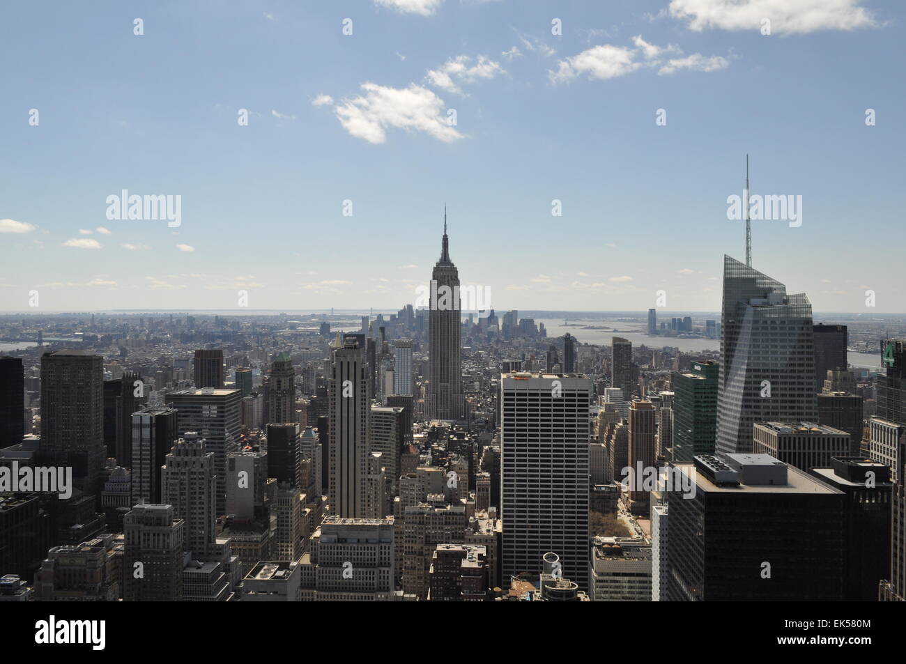 Vue du haut de la roche plate-forme d'observation au Rockefeller Center de Manhattan et l'Empire State Building Banque D'Images