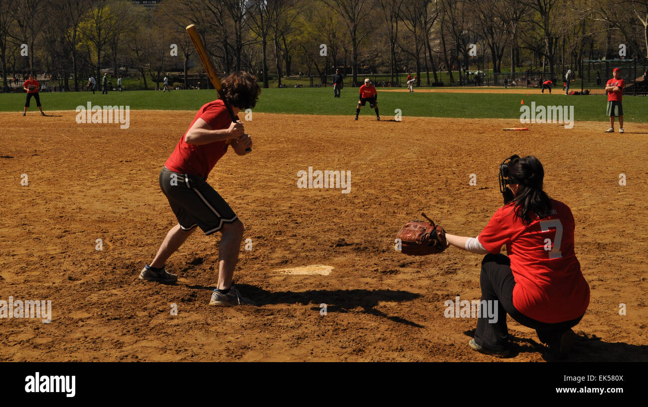 Les jeunes adultes jouer au baseball à l'Heckscher Ballfields dans Central Park, New York Banque D'Images