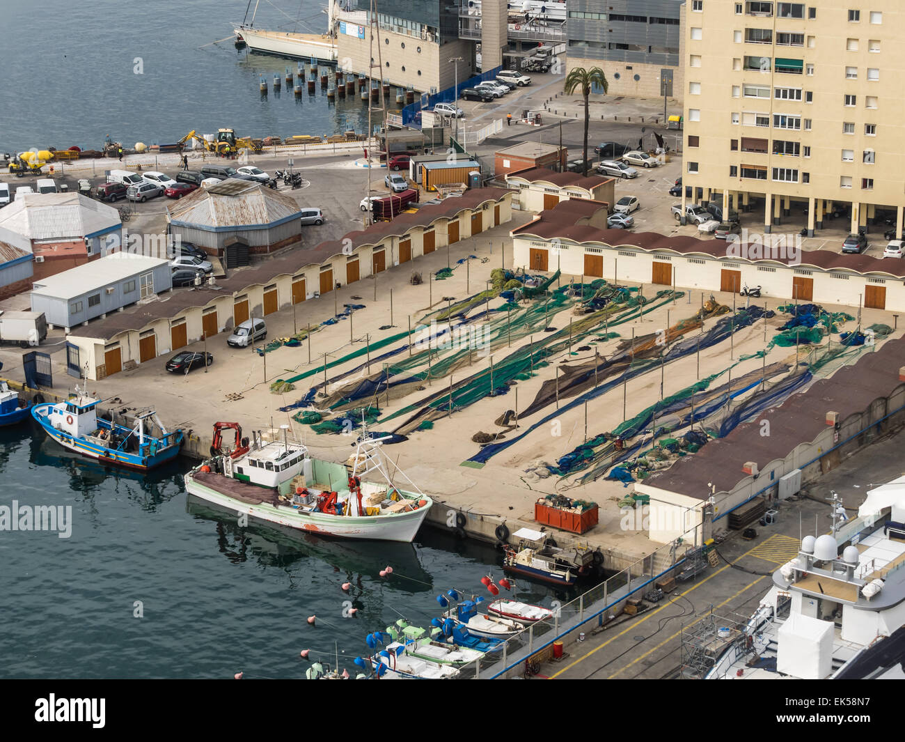 Les bateaux de pêche et des filets dans le port de Barcelone, Espagne Banque D'Images