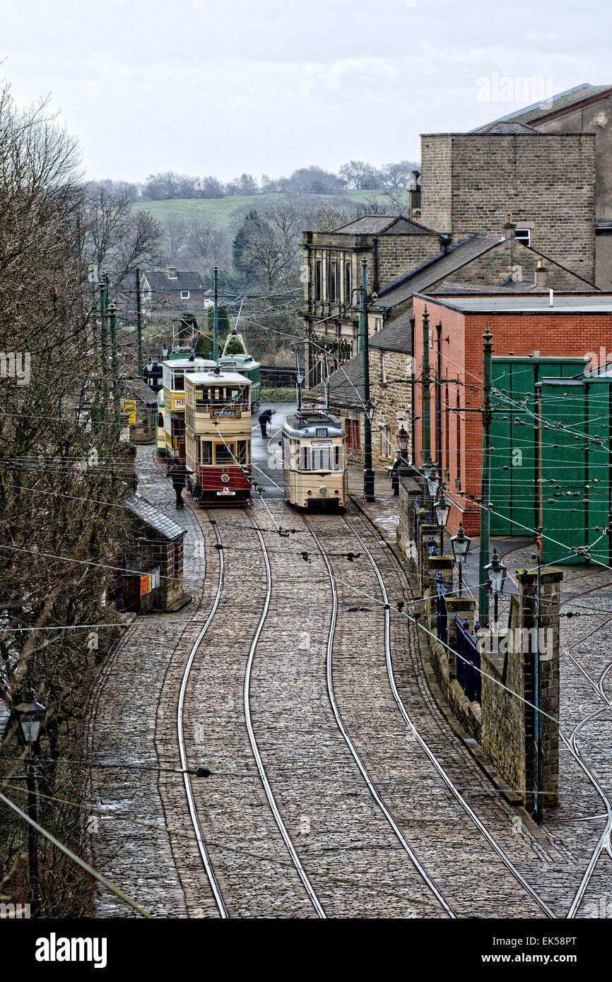 Village de tramway - un conducteur de tramway 40 sorties : Blackpool 1926 ; tandis qu'un ingénieur vérifie la voie Banque D'Images