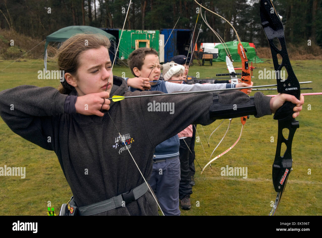 Les enfants de moins de 14 ans dans la catégorie d'âge s'engagent dans un rapport annuel de tir à l'été, Whitehill shoot, Bordon, Hampshire, Royaume-Uni. Banque D'Images