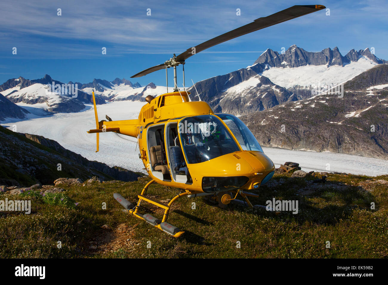 Hélicoptère sur le Mont Blanc au-dessus de la poussette Mendenhall Glacier, la Forêt Nationale Tongass en Alaska. Banque D'Images