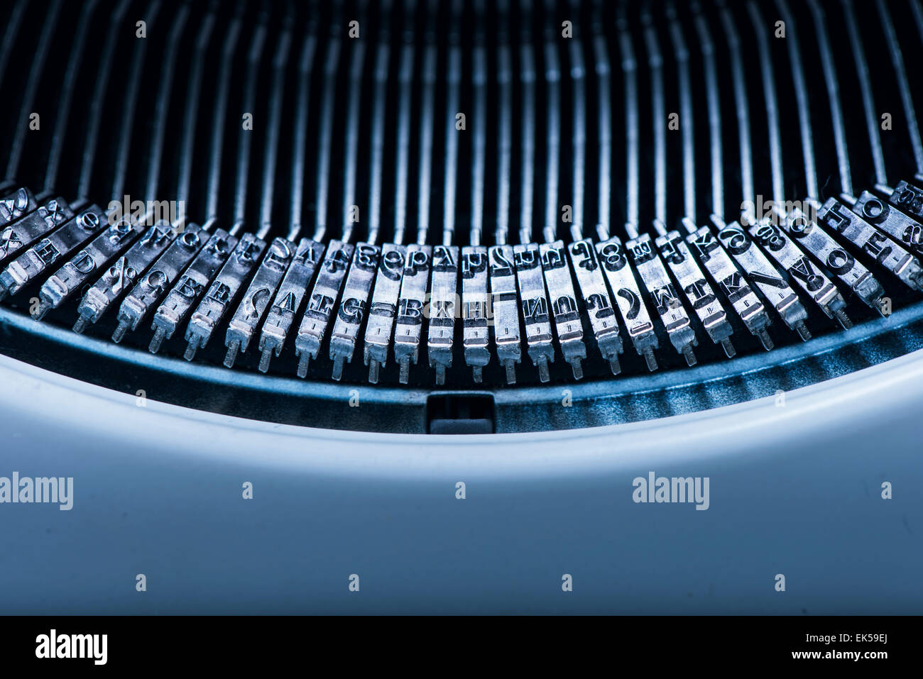 Vue de dessus de hammer heads sur machine à écrire à l'ancienne à partir des années 1970. Détails bureau avec look rétro. Banque D'Images