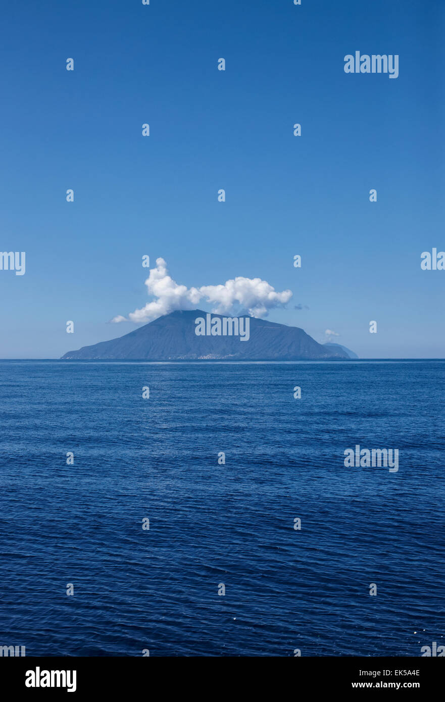 Italie, Sicile, Îles Éoliennes, vue panoramique de l'île de Stromboli de la mer Banque D'Images