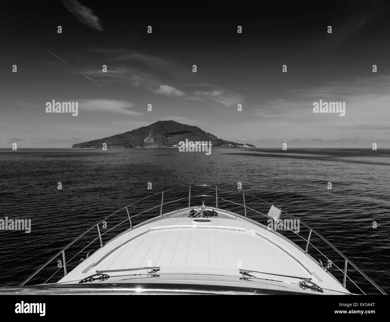 Italie, Sicile, Îles Éoliennes, vue sur l''île de Panarea à partir d'un yacht de luxe Banque D'Images