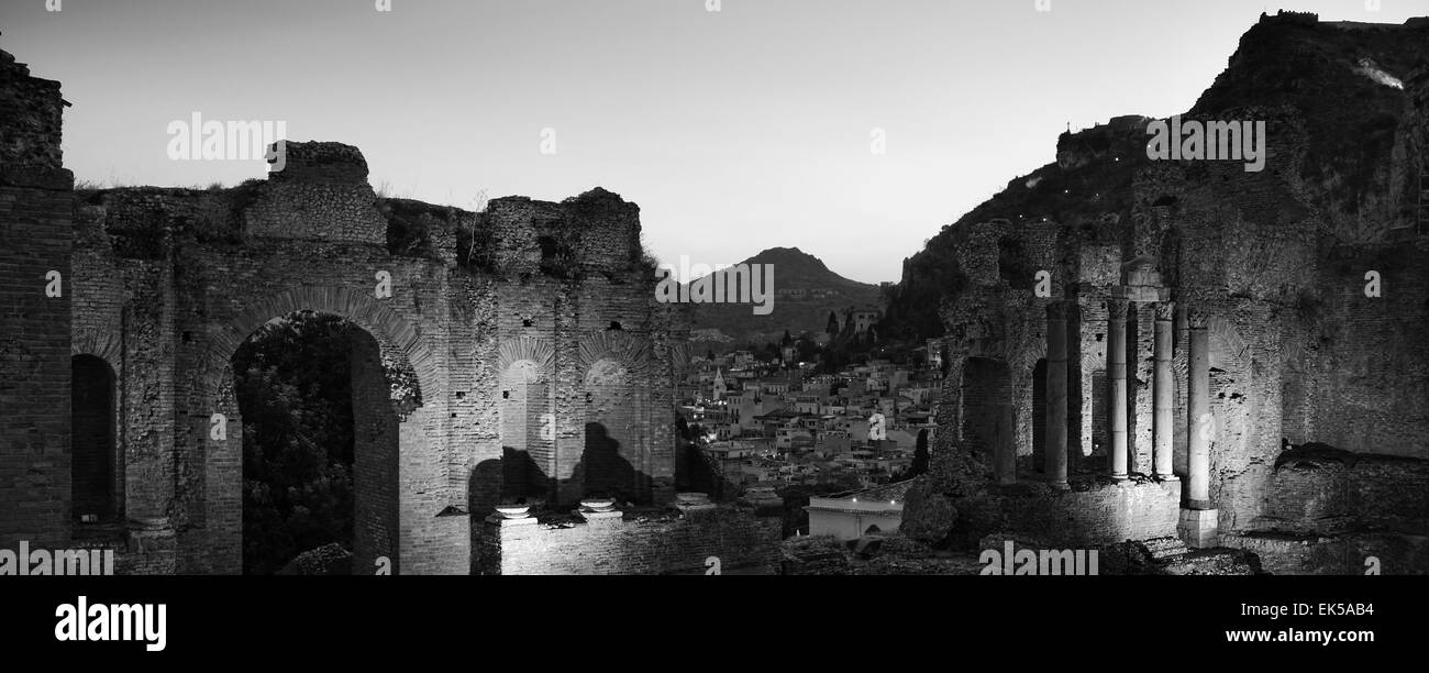 L'Italie, la Sicile, Taormina, vue panoramique de la ville depuis l'Anphitheater grec au coucher du soleil Banque D'Images