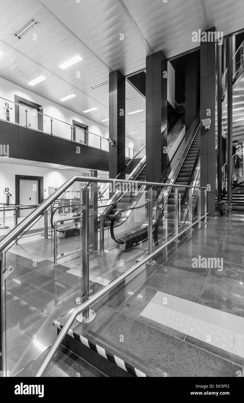 L'Italie, l'aéroport Comiso (Ragusa), escalator et escalier à l'étage supérieur Banque D'Images