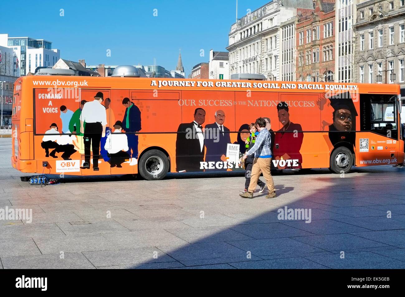Operation Black Vote Bus dans le centre-ville de Nottingham, Angleterre, Royaume-Uni. Banque D'Images