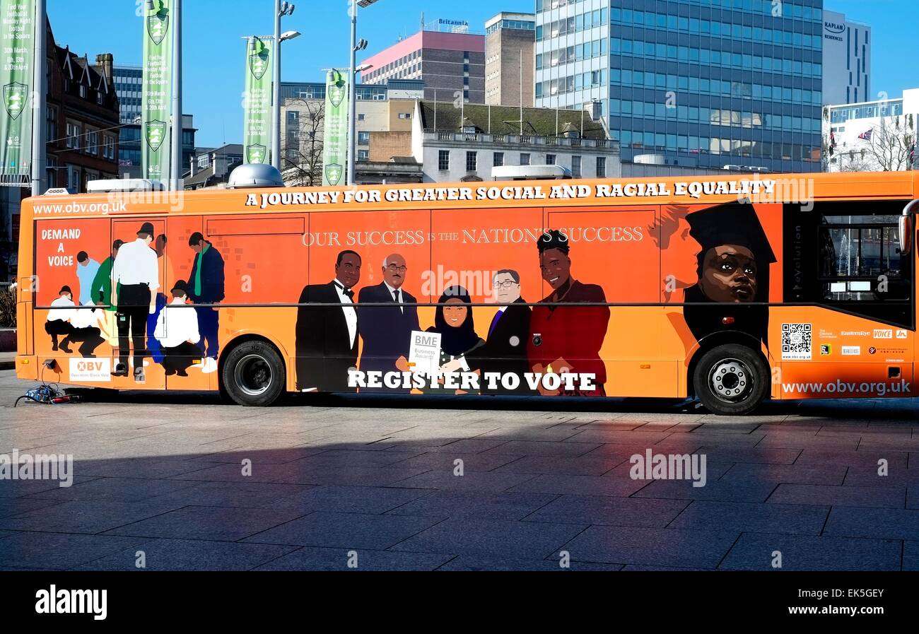 Operation Black Vote Bus dans le centre-ville de Nottingham, Angleterre, Royaume-Uni. Banque D'Images