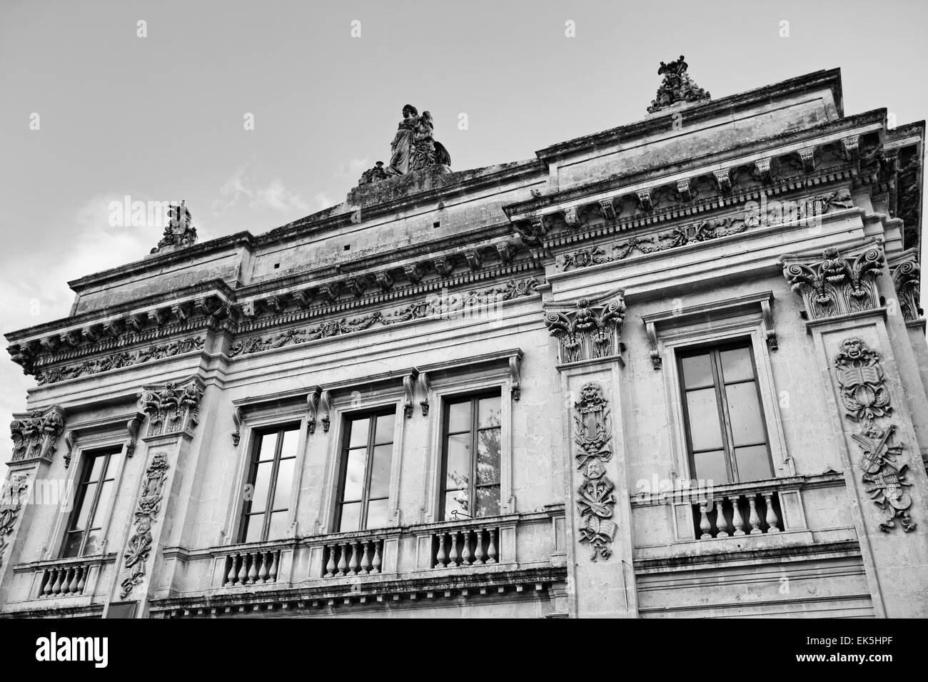 Italie, Sicile, Noto (Province de Syracuse), au théâtre baroque façade, statues ornementales sur le toit Banque D'Images