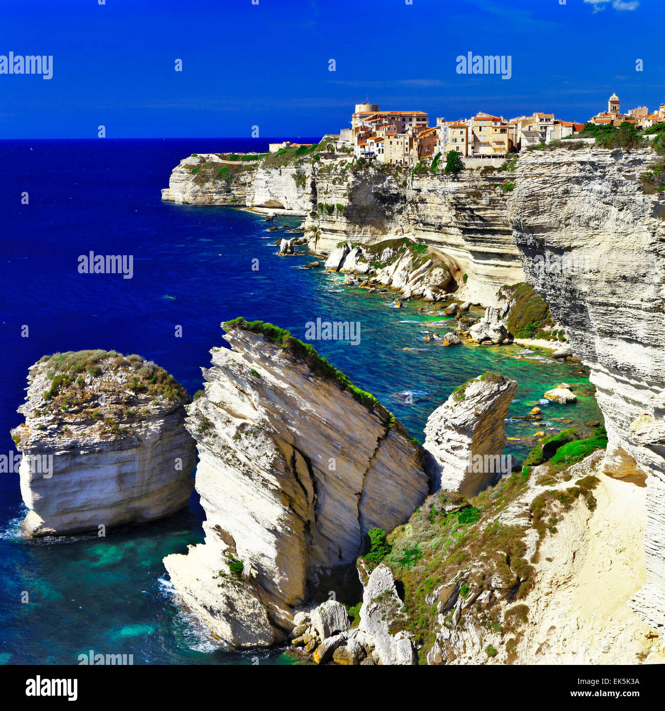 Des paysages de la Corse. Sur les rochers village de Bonifacio Banque D'Images