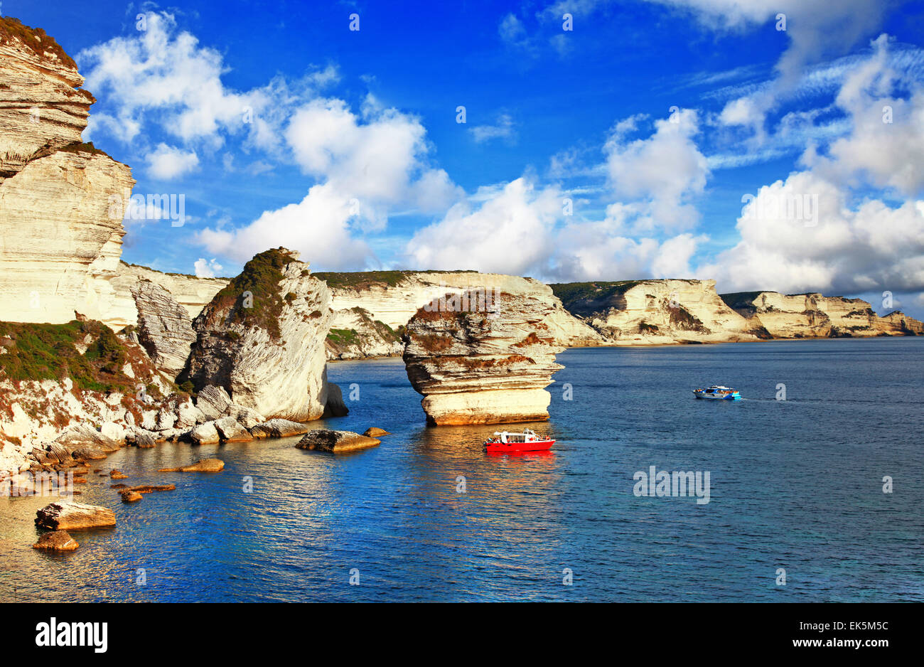 Impressionnants rochers dans la mer, Bonifacio, Corse, France Banque D'Images