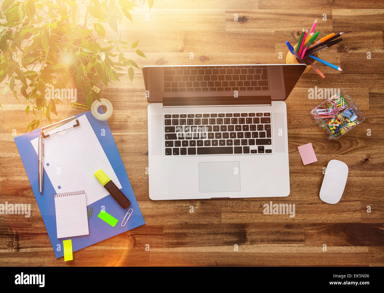 Lieu de travail avec un ordinateur portable, les fournitures de bureau et bureau en bois. Banque D'Images