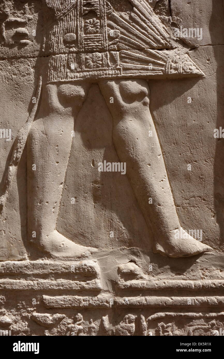 L'allégement de l'Égypte ancienne sur les jambes avec les genoux particulièrement intéressant Banque D'Images