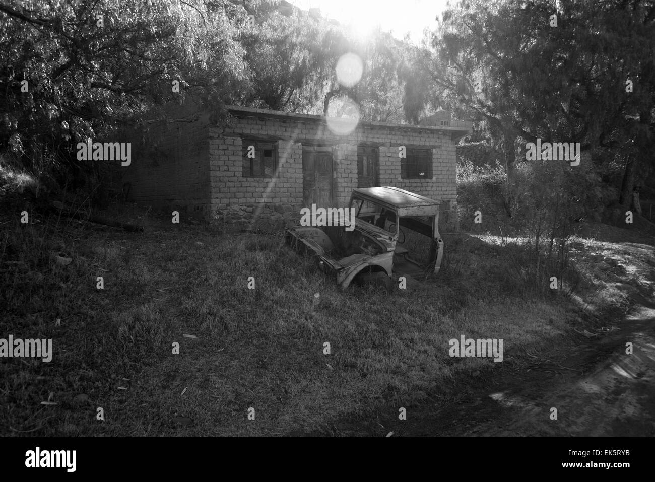 Vue en noir et blanc d'un vieux camion endommagé à Tupiza, Bolivie Banque D'Images