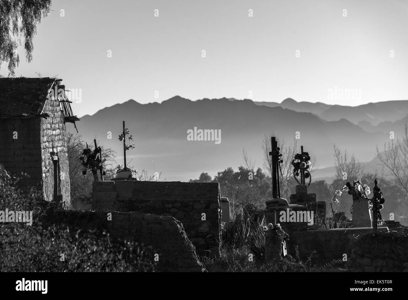 Cimetière en noir et blanc dans les régions rurales de la bolivie Banque D'Images
