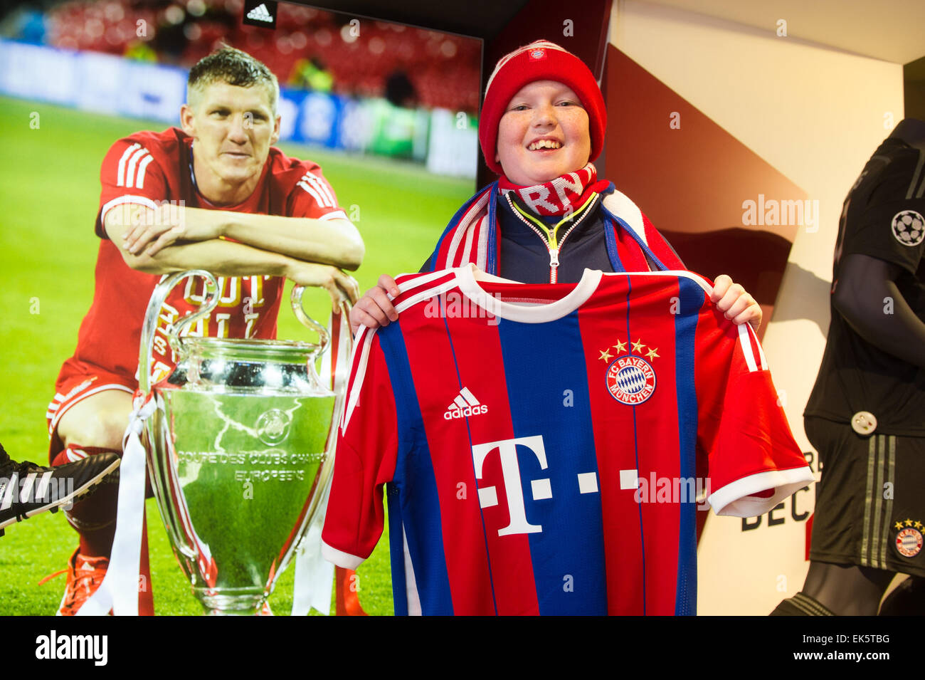 Munich, Allemagne. 07Th avr, 2015. Le 15-year-old American fan de FC Bayern Munich, William, Stuhlreyer contient jusqu'un FC Bayern jersey et se place en avant d'une photo du joueur de soccer professionnel Bastian Schweinsteiger dans un magasin d'articles de sport à Munich, Allemagne, 07 avril 2015. William est gravement malade avec le rare syndrome de Barth et peut assister à un match du FC Bayern à l'Allianz Arena le 11 avril 2015. Cela a été rendu possible par la Fondation Make-A-Wish, qui répond aux souhaits des enfants malades. Dpa : Crédit photo alliance/Alamy Live News Banque D'Images