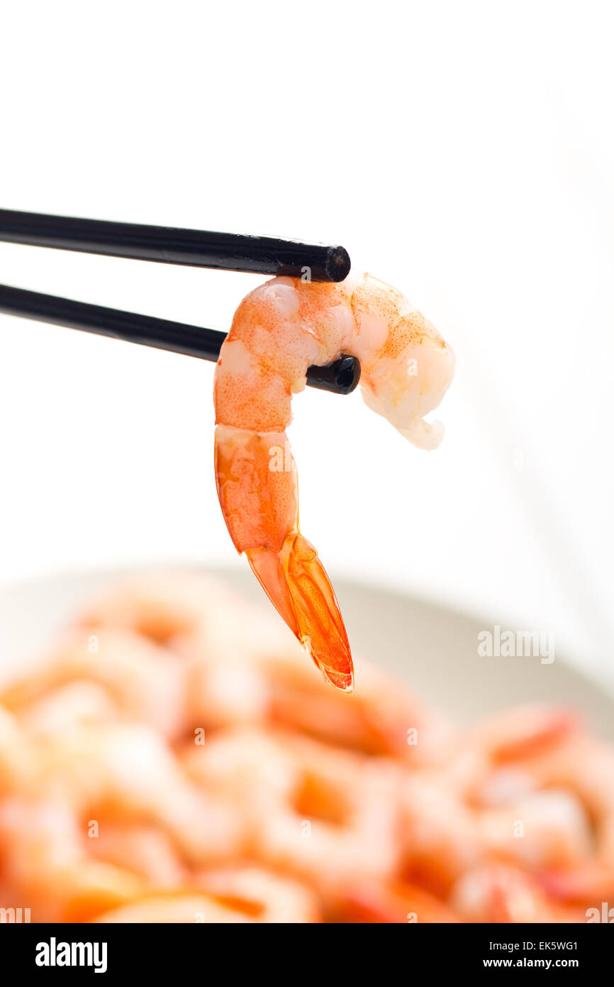 Crevettes savoureuses et les baguettes Banque D'Images