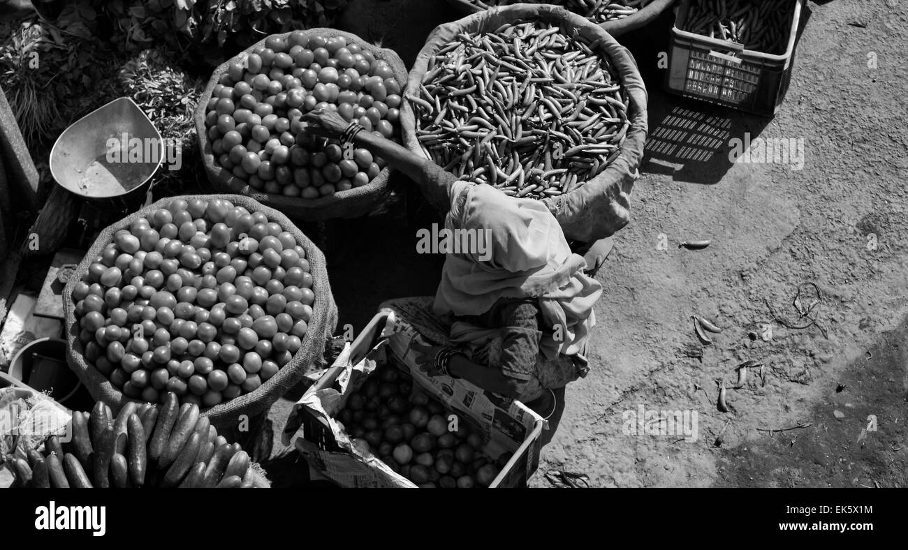 L'Inde, Rajasthan, Jaipur, femme indienne la vente de légumes dans un marché local Banque D'Images