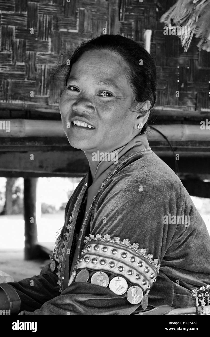 La Thaïlande, Chiang Mai, Karen long cou hill (village de la tribu Kayan Lahwi), Karen femme en costumes traditionnels Banque D'Images