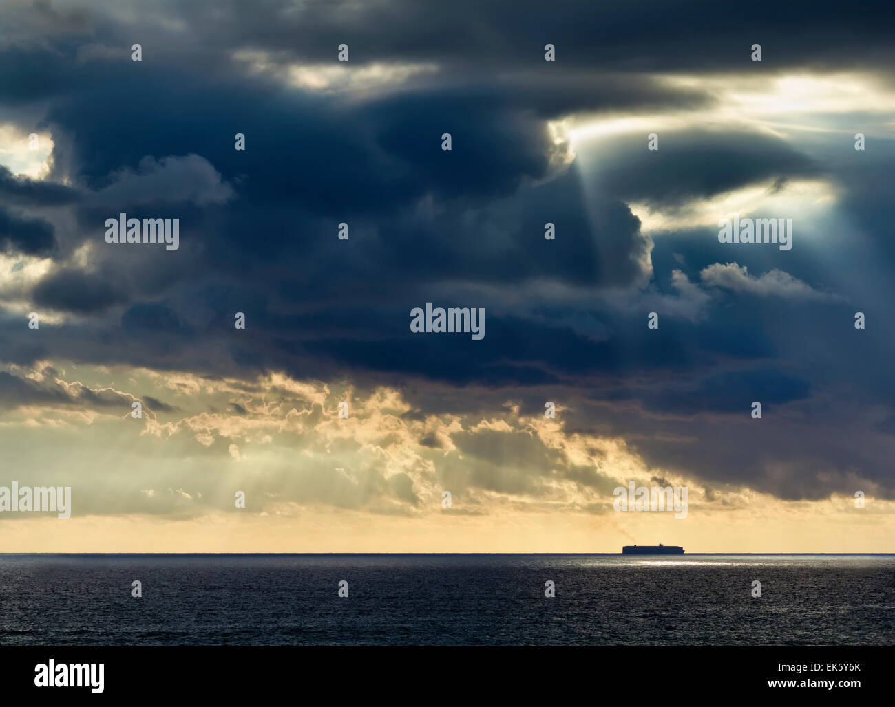 Italie, Sicile, mer Méditerranée, un cargo dans le canal de Sicile