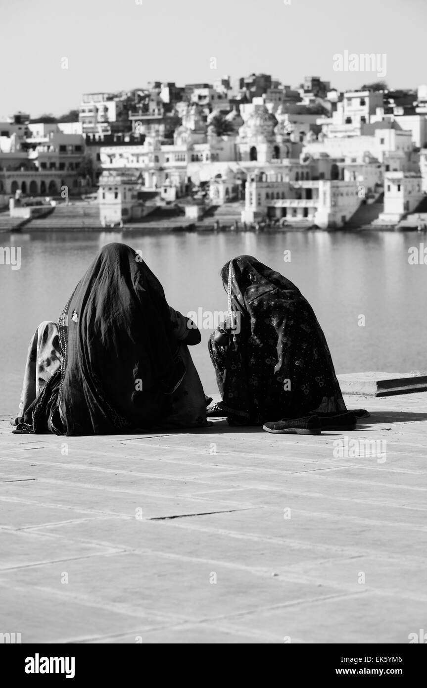 L'Inde, Rajasthan, Pushkar, les indiennes par le lac sacré Banque D'Images