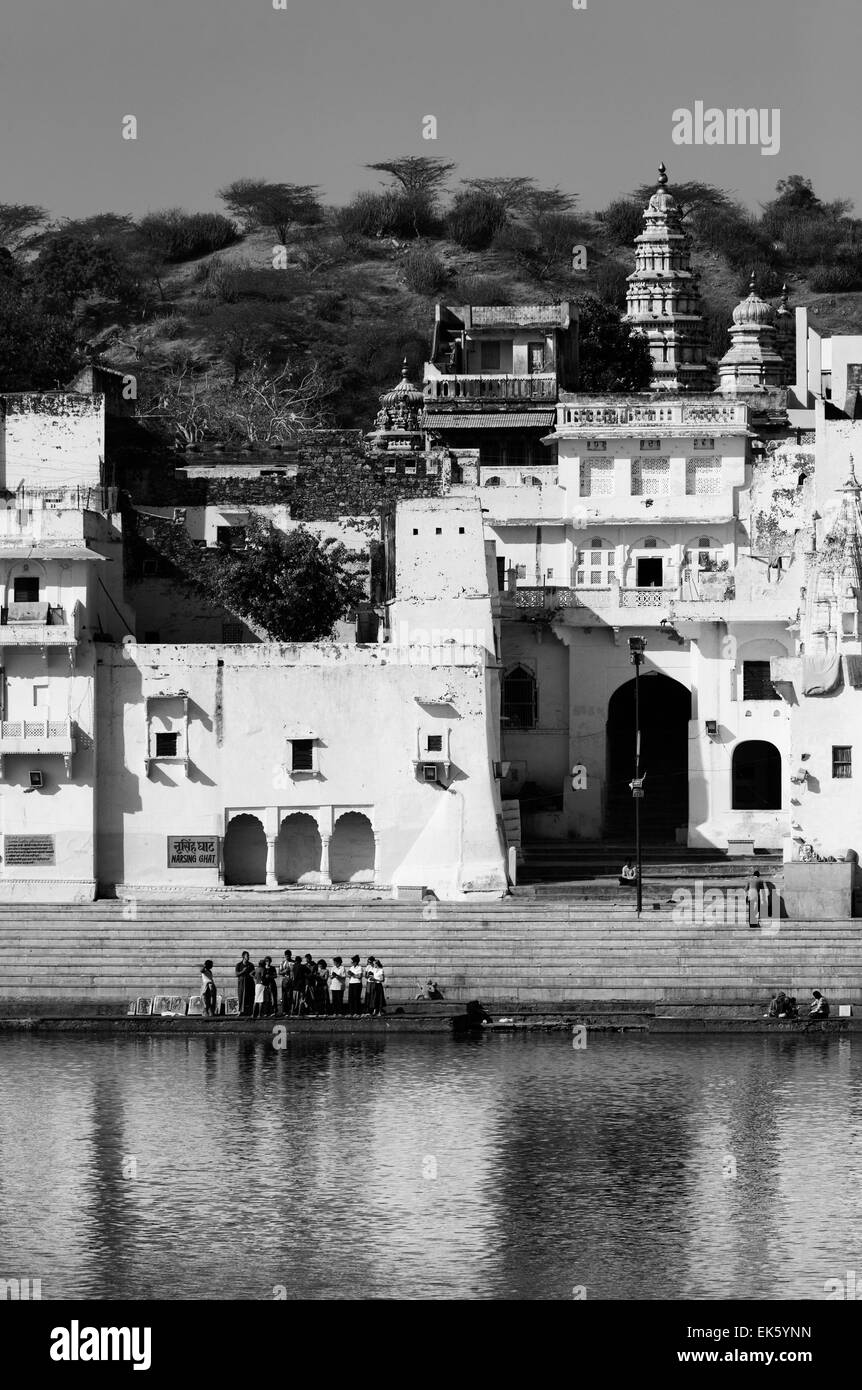 L'Inde, Rajasthan, Pushkar, pèlerins indiens prendre un bain dans le lac sacré Banque D'Images