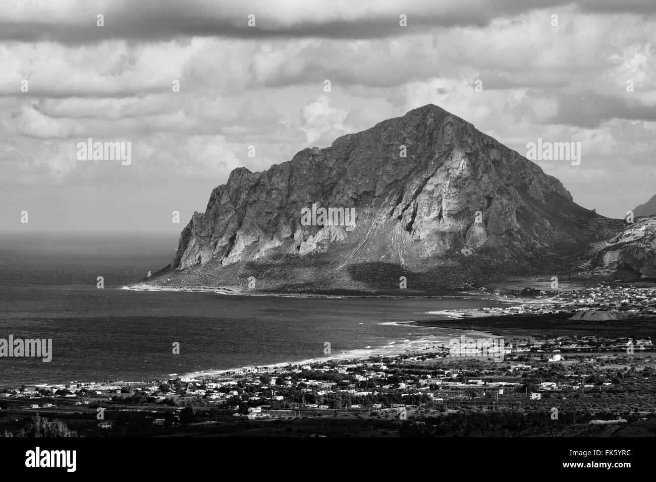 Italie, Sicile, vue du Mont Cofano et la côte tyrrhénienne de Erice Trapani (Province)) Banque D'Images