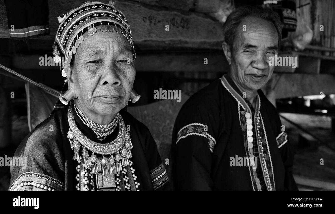 La Thaïlande, Chiang Mai, Karen long cou hill (village de la tribu Kayan Lahwi), Karen couple en costumes traditionnels Banque D'Images