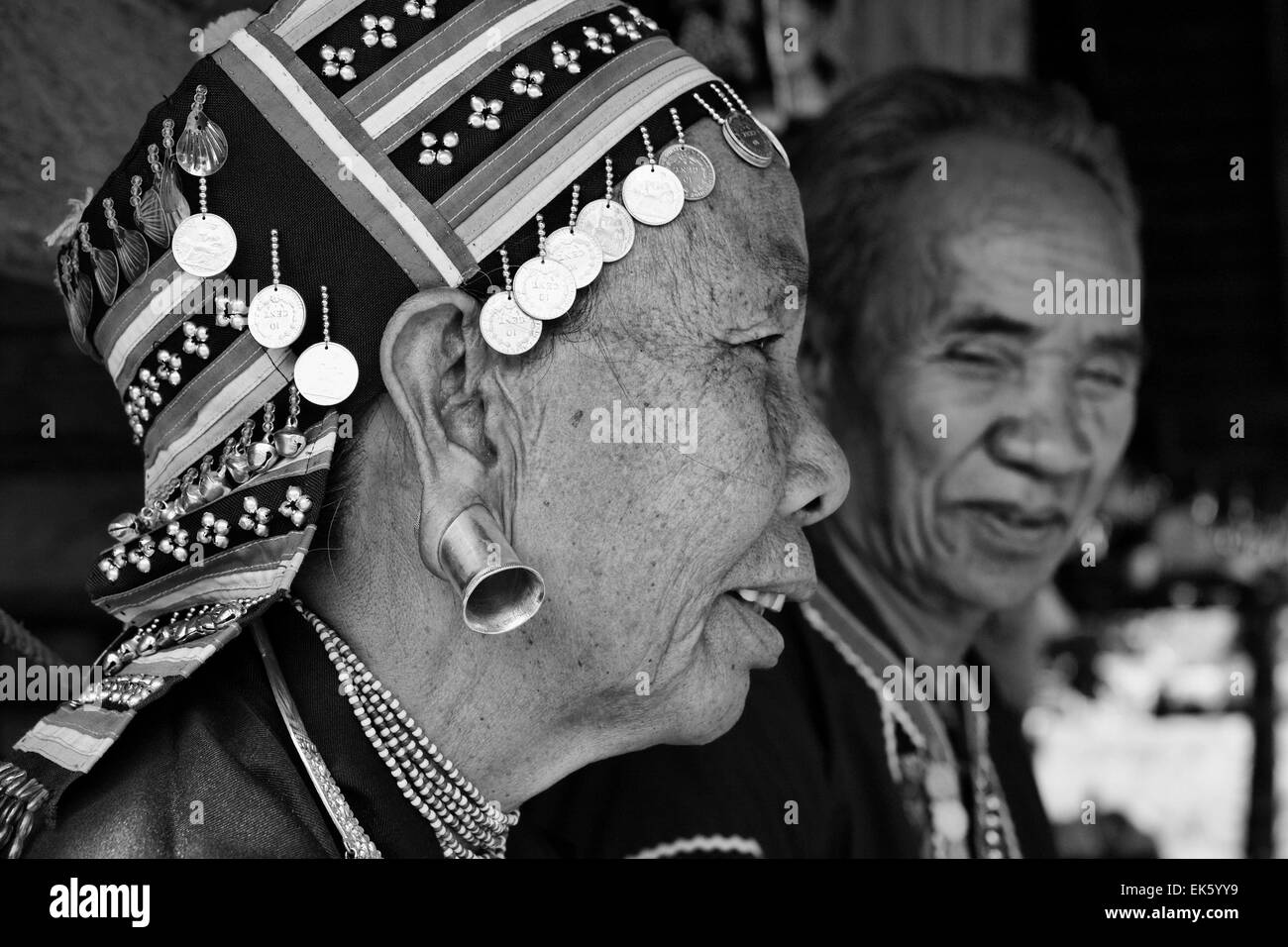 La Thaïlande, Chiang Mai, Karen long cou hill (village de la tribu Kayan Lahwi), Karen couple en costumes traditionnels Banque D'Images