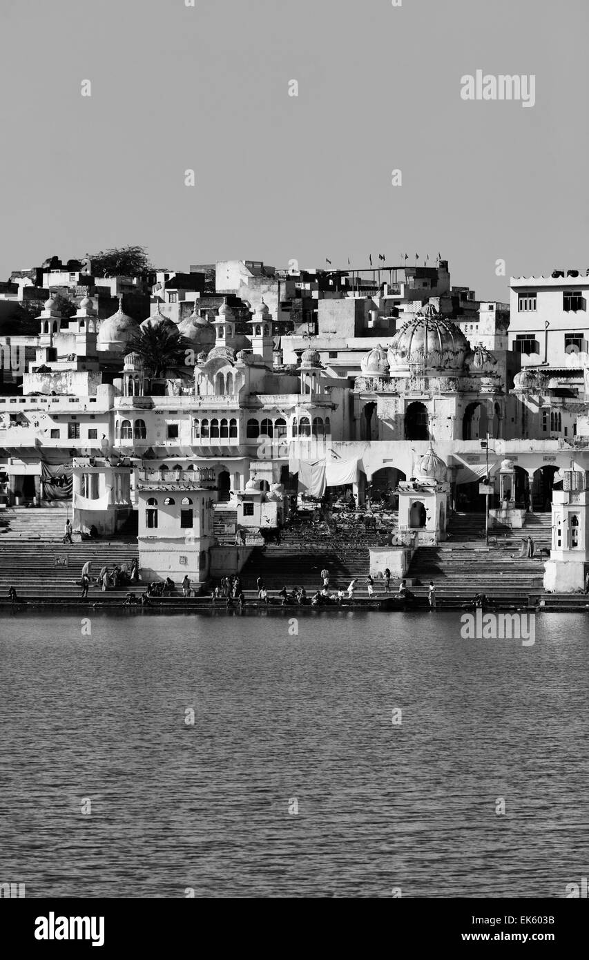 L'Inde, Rajasthan, Pushkar, pèlerins indiens prendre un bain dans le lac sacré Banque D'Images