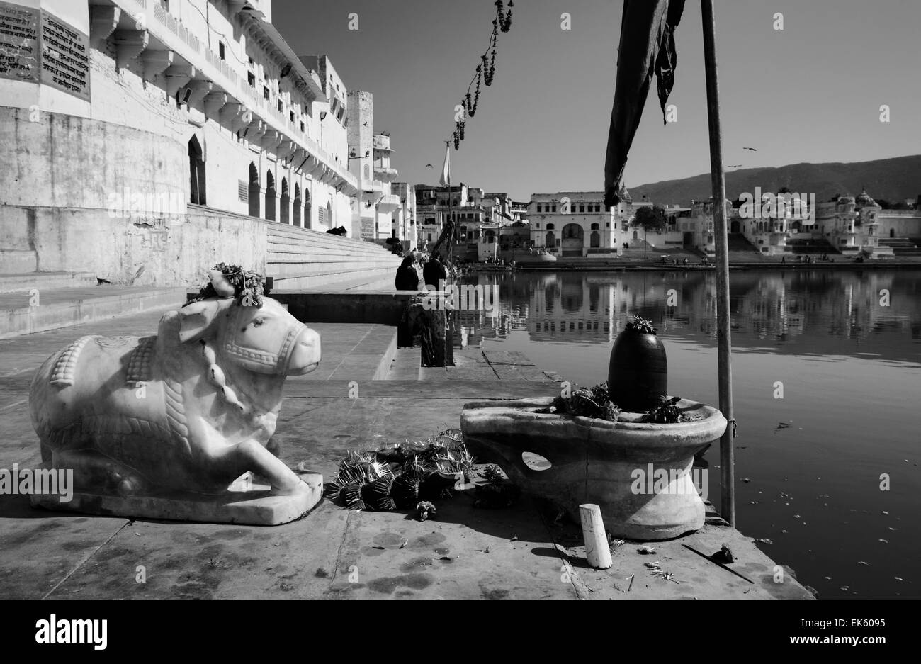 L'Inde, Rajasthan, Pushkar, vue sur la ville et une ancienne statue religieuse d'une vache sacrée Banque D'Images