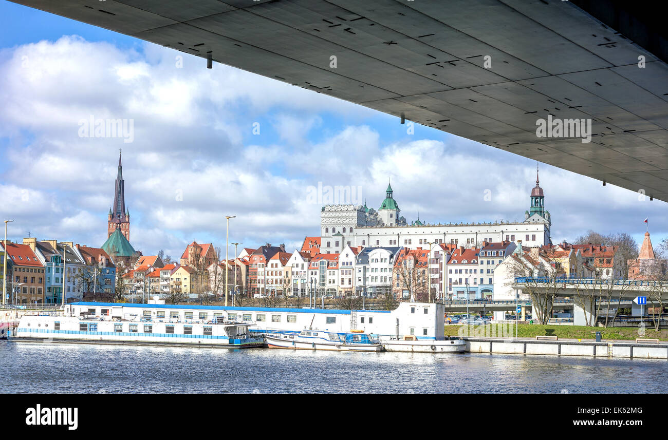 Sous le pont, vue panoramique de Szczecin waterfront, en Pologne. Banque D'Images