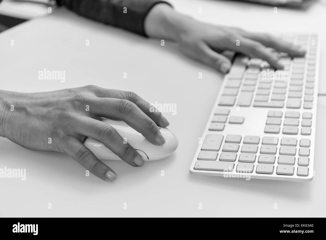 L'Italie, les mains sur un clavier et la souris de l'ordinateur Banque D'Images