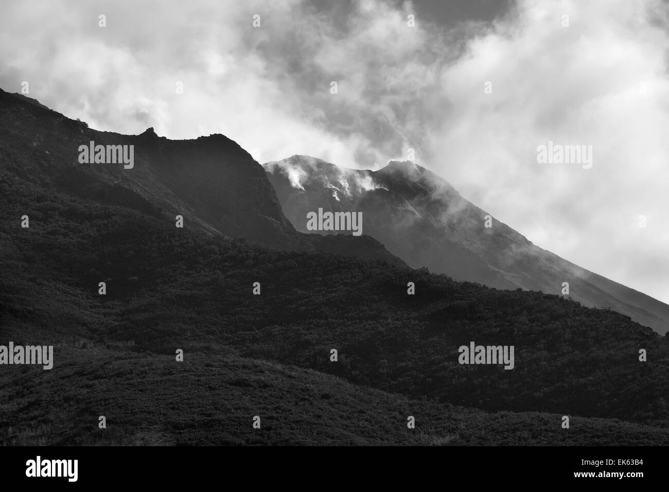 Italie, Sicile, Îles Éoliennes, l'île de Stromboli, vue sur le volcan de la mer Banque D'Images