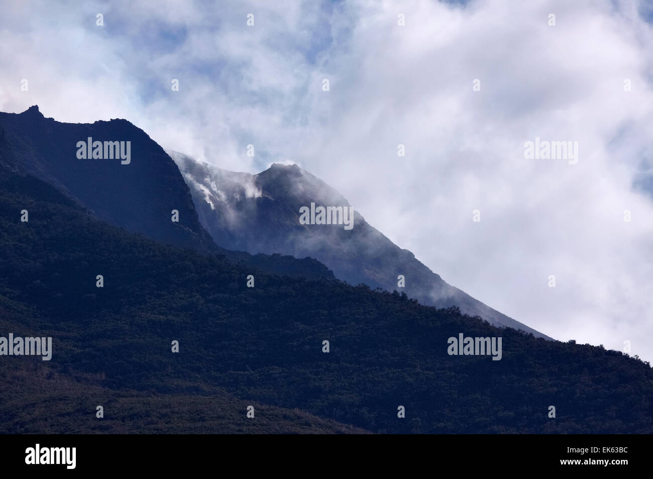 Italie, Sicile, Îles Éoliennes, l'île de Stromboli, vue sur le volcan de la mer Banque D'Images