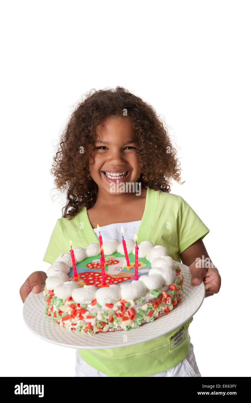 Petite Fille De Cinq Ans Avec Un Gateau D Anniversaire Avec 5 Bougies Sur Fond Blanc Photo Stock Alamy