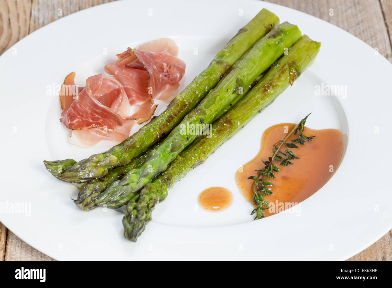 Asperges vertes au jambon et sauce. Banque D'Images