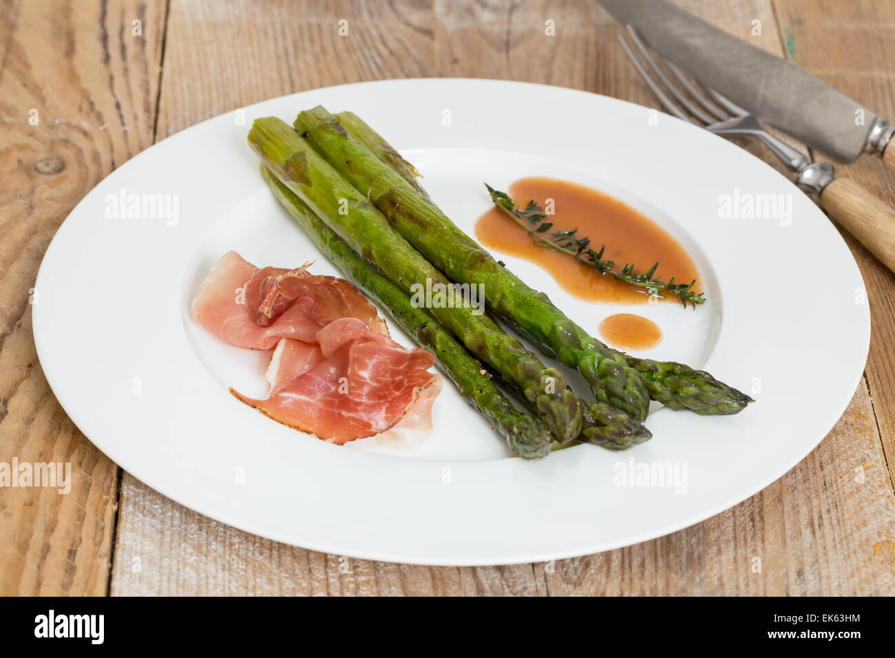 Asperges vertes au jambon et sauce. Banque D'Images