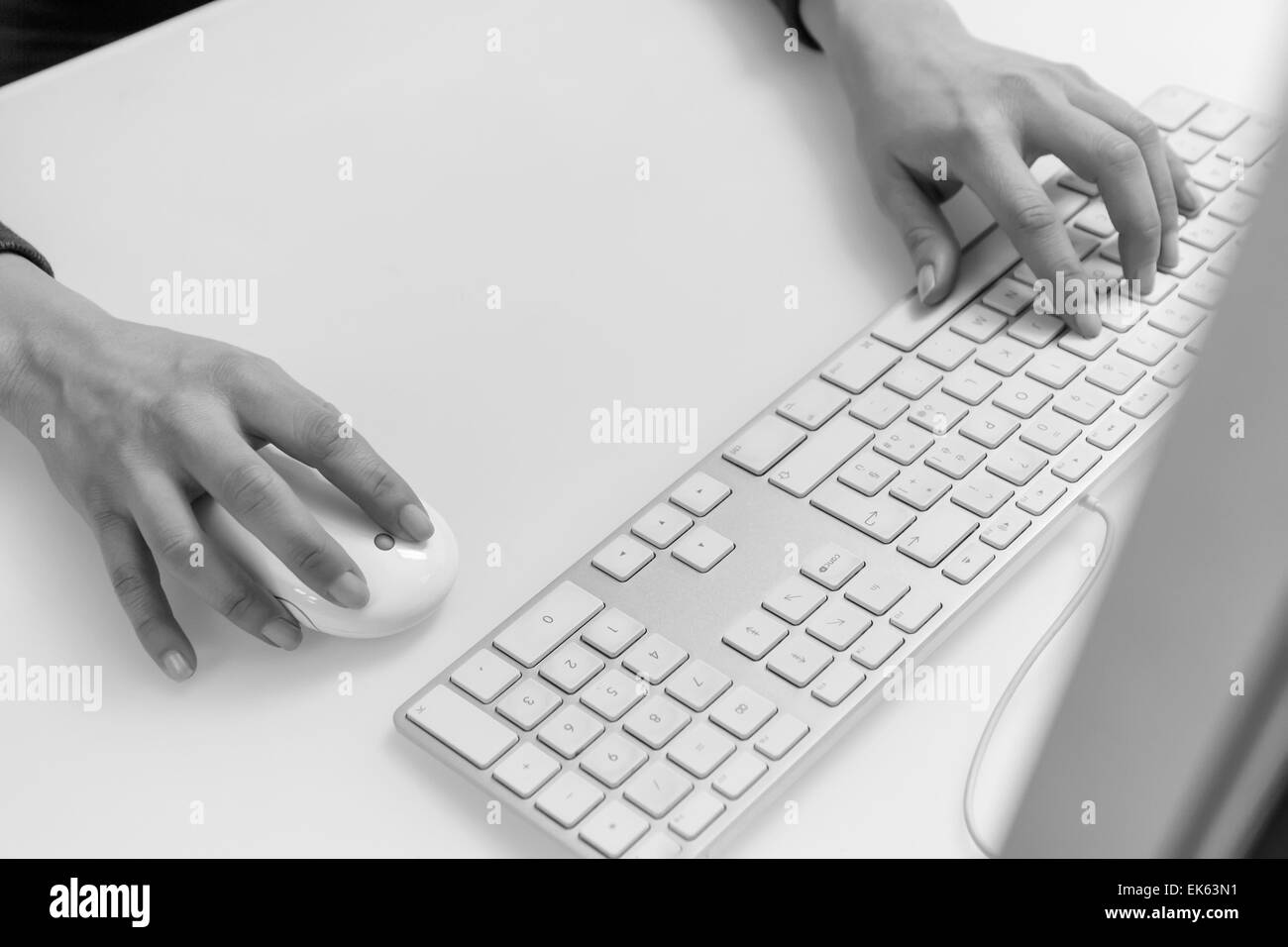 L'Italie, les mains sur un clavier et la souris de l'ordinateur Banque D'Images