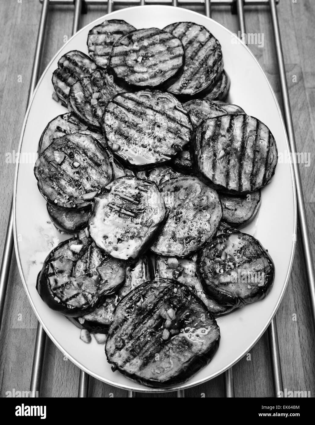 L'Italie, de l'alimentation, les aubergines grillées sur une table en bois Banque D'Images